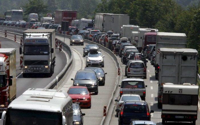 Nederlandse wintersporters hebben zaterdag op weg naar en terugkerend van de sneeuw in de file gestaan. De ANWB meldde dat de grootste verkeersproblemen zich voordeden in Frankrijk. Foto ANP