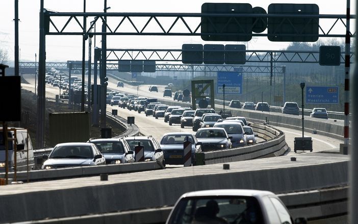 DEN HAAG (ANP) - Minister Eurlings van Verkeer wil dat het Korps landelijke politiediensten (KLPD)intensief gaat controleren op de A73-Zuid in Limburg. Sinds de opening van deze snelweg vorige week maandag werden de tunnels al dertien keer getroffen door 