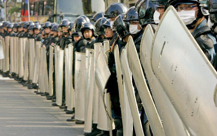 SAPPORO - De japanse oproerpolitie heeft zich in rijgen opgesteld in de centrale straat in Sapporo. Zo'n twintigduizend agenten waren op de been gebracht om mogelijke terroristische aanslagen te voorkomen. Foto EPA