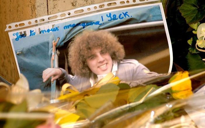 BRUSSEL - Een foto van de 17-jarige Joe Van Holsbeeck tussen bloemen en gedichten bij het Centraal Station in Brussel. Joe kwam om het leven bij een roofmoord door twee jonge Polen die zijn MP3-speler wilden hebben. Foto ANP