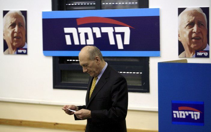 JERUZALEM - Premier Olmert heeft zojuist zijn stem uitgebracht. De nieuwe partijleider die gekozen wordt zal Olmert opvolgen. Foto EPA