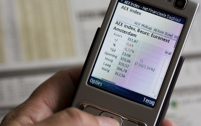 „Degenen die nu nog geen mobieltje hebben, doen dat hoogstwaarschijnlijk vanuit een hedendaagse variant op geuzengedrag.” Het is een van de opvallende uitspraken in het vanmiddag verschenen jaarboek ict en samenleving 2008, waarin vanuit seculiere hoek di