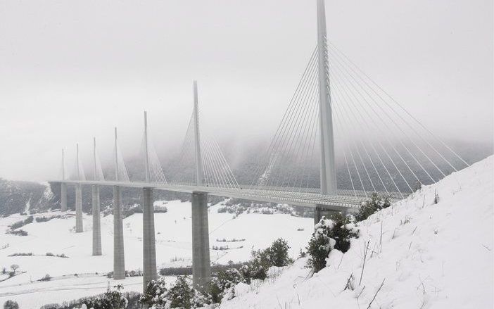 De chaos door winterweer in Zuid-Europa houdt vooralsnog aan. Italië en Spanje hebben te maken met hevige regenbuien en in Frankrijk zorgt zware sneeuwval nog steeds voor problemen. Foto EPA