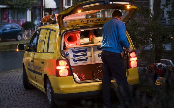 DEN HAAG – De Wegenwacht van de ANWB heeft het zaterdag door de kou een stuk drukker dan normaal. De dienst verwacht over de hele dag tussen de 5500 tot zesduizend automobilisten te moeten helpen, tegen een kleine drieduizend normaal. Foto ANP