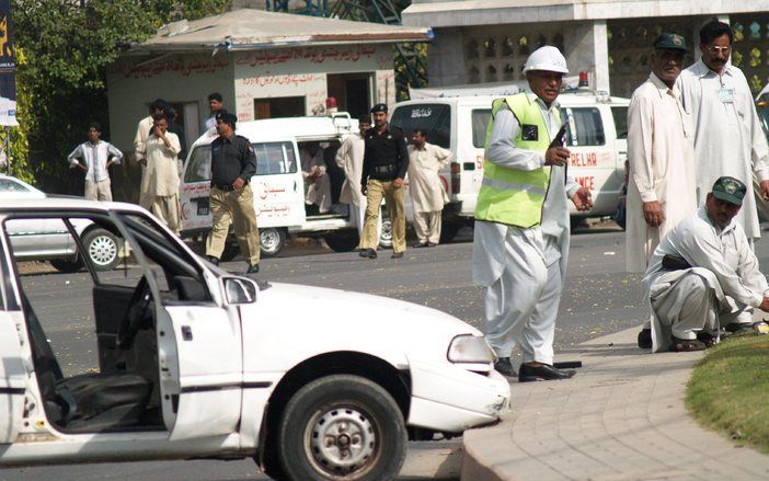 LAHORE – Politieagenten in de Pakistaanse stad Lahore onderzochten dinsdag de plaats waar eerder op de dag een bus met Sri Lankaanse cricketspelers werd aangevallen door terroristen. Bij de aanslag kwamen acht mensen om het leven. Foto EPA