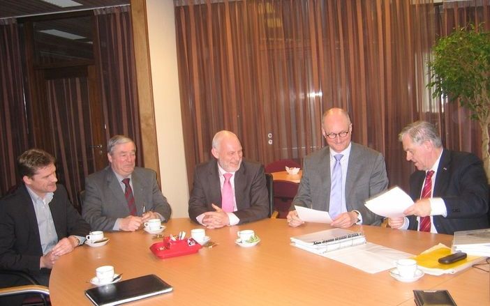 Bemog en Prins sloten dinsdag een overeenkomst over de nieuwbouwwijk Oldebroek West II.. Foto: G. J. Prins (tweede van links), J .E. Jansen (tweede van rechts) en burgemeester W. L. Zielhuis (rechts). Foto gemeente Oldebroek.