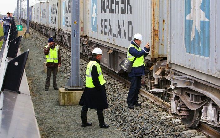 Op het spoortraject Vleuten - Utrecht Terwijde is maandag een wagon van een goederentrein ontspoord. De wagon raakte daarbij een passagierstrein. Foto ANP