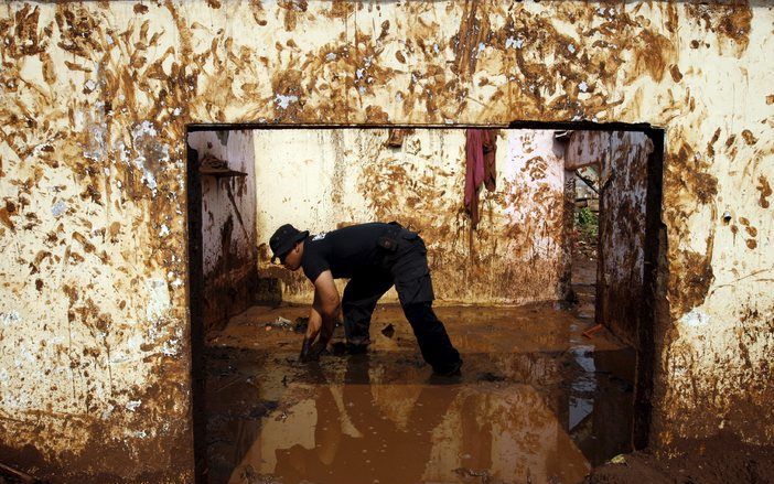 JAKARTA – Het dodental door de dambreuk bij de Indonesische hoofdstad Jakarta is opgelopen tot circa tachtig. Meer dan honderd mensen worden nog vermist. Foto EPA