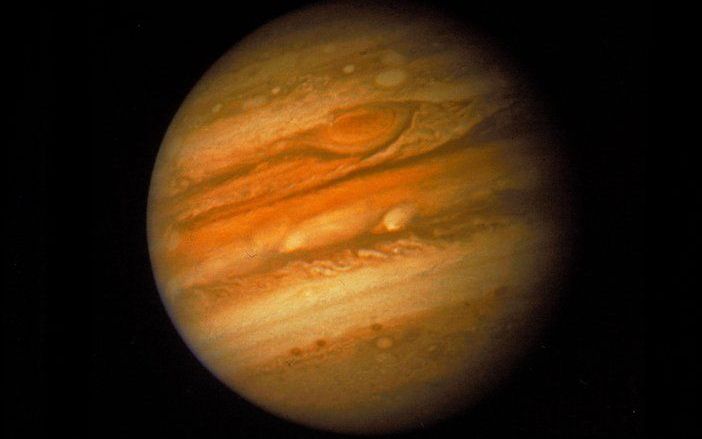 BERKELEY – De Grote rode vlek op de planeet Jupiter krimpt. Wetenschappers van de universiteit van Californië in de Verenigde Staten ontdekten dat de enorme storm tussen 1996 en 2006 dagelijks een kilometer in omvang afnam. Foto ANP