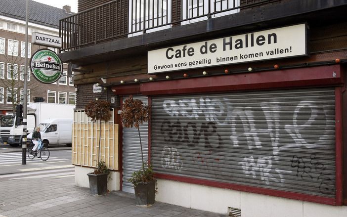 Cafe De Hallen op de hoek Willem de Zwijgerlaan/Jan van Galenstraat in Amsterdam waar kroegbaas Thomas van der Bijl werd vermoord. Foto ANP