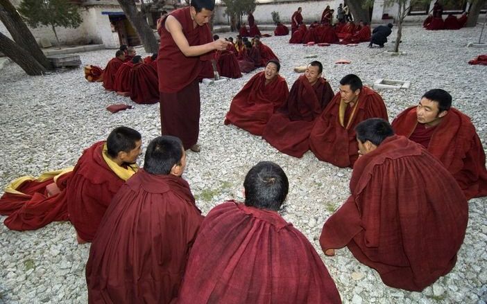 LHASA – Boeddhistische monniken in een klooster in de Tibetaanse stad Lhasa. „Een ziel voor de eeuwigheid: ín het klooster wíl men er niet van weten, daarbuiten wéét men niet...” Foto EPA