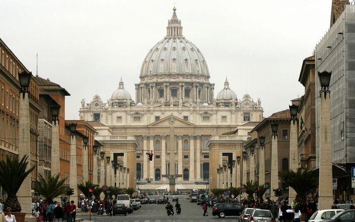 ROME - Ook het Vaticaan is niet immuun voor de wereldwijde economische crisis. Donaties uit de hele wereld liepen terug, waarop het Vaticaan opnieuw een jaar (2008) met verlies moest sluiten, zo bleek zaterdag uit officiële cijfers. Foto ANP