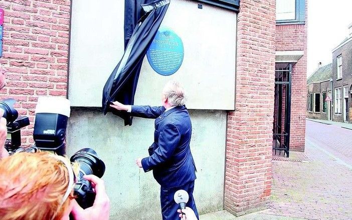 Fractieleider van de Dordtse CU/SGPfractie H. Mostert onthult het lichtblauwe ovaal. Foto Etienne Busink