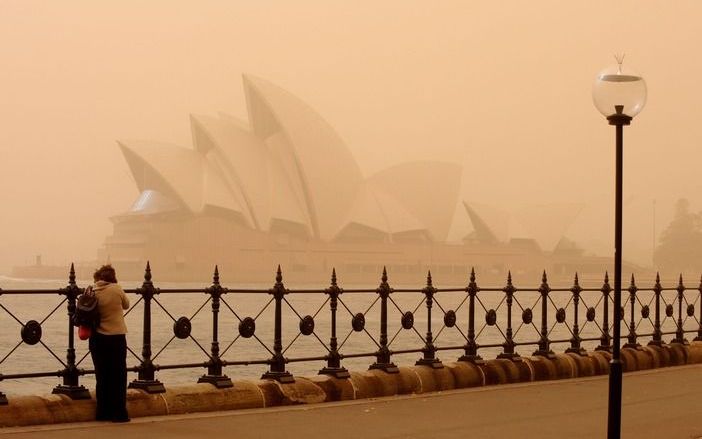 De rode stofstorm die over Sydney ging is uitgeraasd. Foto EPA