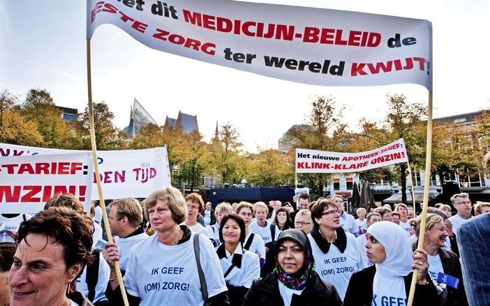 DEN HAAG – De apothekers, die protesteren tegen de te lage prijzen waarvoor ze medicijnen moeten leveren, vonden donderdag gehoor bij de Tweede Kamer. Een Kamermeerderheid vindt dat het beleid van de zorgverzekeraars om alleen nog de goedkoopste middelen 