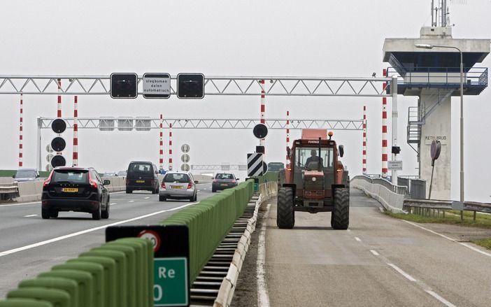 Boeren die met hun trekker op de openbare weg sneller willen rijden dan 25 kilometer per uur hebben daarvoor straks rijbewijs B/E nodig.