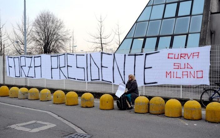 Steunbetuiging aan Berlusconi buiten het ziekenhuis. Foto EPA