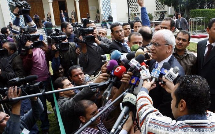 De Palestijnse diplomaat Saeb Erekat staat woensdag de pers te woord voor het hoofdkwartier van de Arabische Liga in Caïro, Egypte. Foto EPA