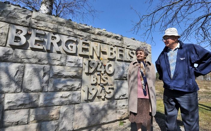 BERGEN–BELSEN – Overlevenden en nabestaanden van slachtoffers van het naziconcentratiekamp Bergen–Belsen hebben donderdag de bevrijding van het kamp, 65 jaar geleden, herdacht. Foto EPA