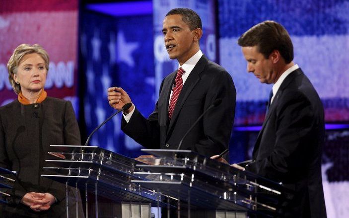 Barack Obama (m.) ging maandag in debat met Hillary Clinton (l.) tijdens een uitzending van de nieuwszender CNN. De bijeenkomst werd gehouden in het Palace Theatre in Myrtle Beach, South Carolina. Foto EPA