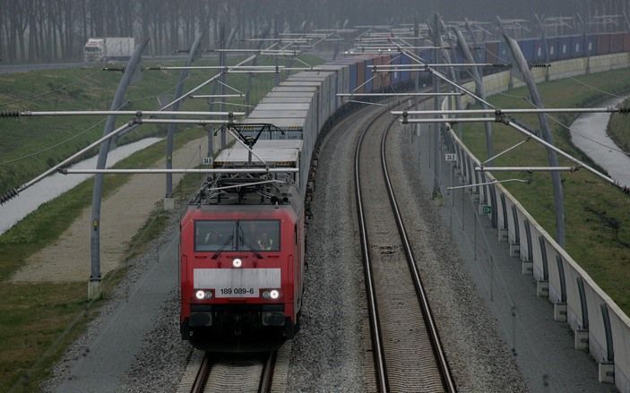 Containertrein 3 42773 op de Betuweroute ter hoogte van Leerdam. Het is een van de tien tot vijftien treinen die goederenvervoerder Railion dagelijks van west naar oost rijden. De capaciteit van de lijn tussen Rotterdam en de Duitse grens moet binnen enke