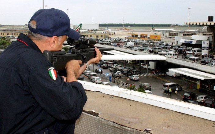 Strenge bewaking tijdens de wereldvoedseltop. Een scherpschutter houdt de omgeving van Leonardo Da Vinci international airport, nabij Rome, in de gaten. Foto EPA