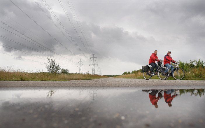 ASSEN - Fietsers dinsdag in het landschap rondom Assen tijdens de eerste dag van de 43e editie van de Drentse Fiets4Daagse. De deelnemers fietsen tussen de 40 en 100 kilometer per dag. Foto ANP