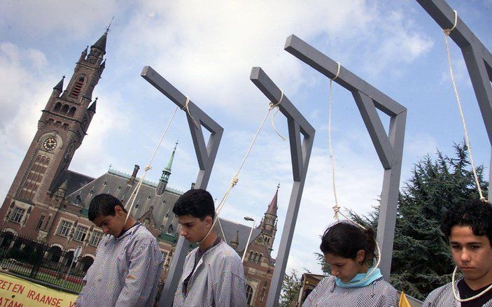 Protest tegen de doodstraf in Iran voor het Vredespaleis, in 2001. Foto ANP