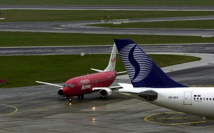 BRUSSEL - Het vliegverkeer op de luchthaven van Zaventem bij Brussel is maandagochtend helemaal stil komen te liggen. Dat is het gevolg van een massale staking door alle bagageafhandelaars op het vliegveld. Foto: EPA