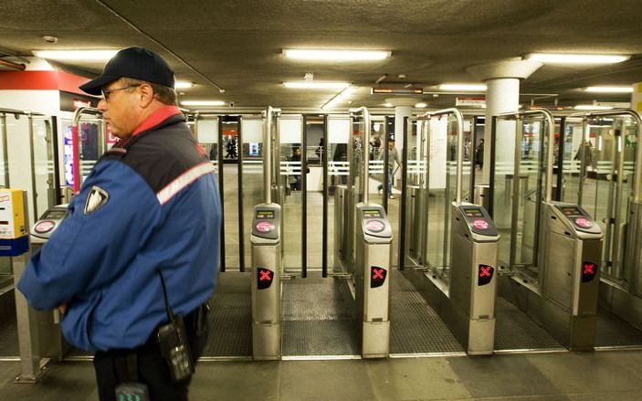 Zeker 220.000 reizigers in Rotterdam zijn het afgelopen jaar vergeten uit te checken bij hun rit met de ov-chipkaart. Hierdoor betaalden zij teveel voor hun reis. De helft van hen heeft geld teruggevraagd. Foto ANP