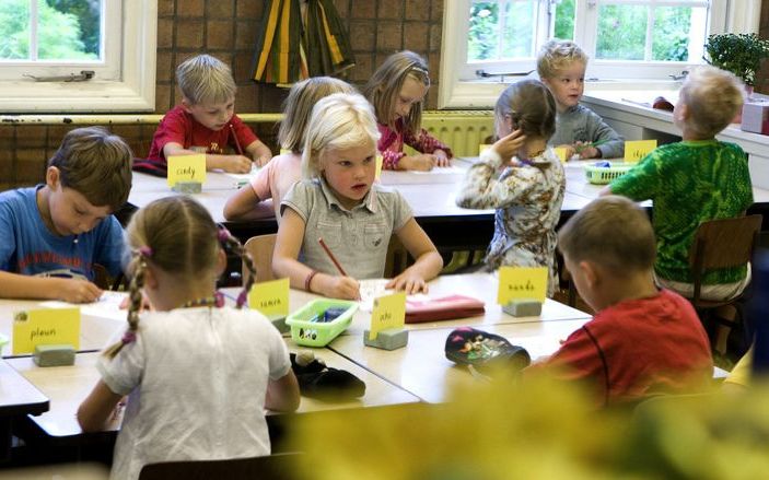 Minister Plasterk opent woensdag een internetportal met informatie voor leraren over bijvoorbeeld hoogbegaafdheid, dyslexie en moeilijk opvoedbare kinderen.