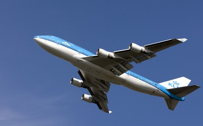 AMSTELVEEN – De directie van KLM heeft een beroep gedaan op piloten en ander personeel om deze zomer de handen uit de mouwen te steken op de grond. Op die manier hoopt de luchtvaartmaatschappij te kunnen bezuinigen op het inhuren van uitzendkrachten. Foto