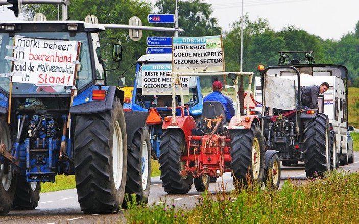 SCHIJNDEL – Ongeveer tweehonderd Poolse, Duitse en Nederlandse melkveehouders trekken dinsdag op hun tractor van de Duitse grens bij Gennep door Nederland richting de Belgische grens. De boeren zijn op weg naar Brussel waar ze willen protesteren tegen de 