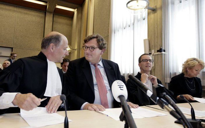 Telegraaf hoofdredacteur Jules Paradijs (M) met zijn raadsmannen donderdag in de rechtbank in Amsterdam. Foto ANP