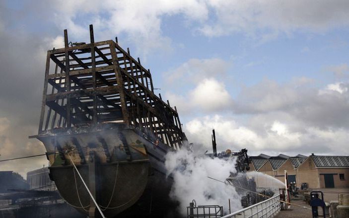 DEN HELDER - De brand op de replica van het VOC–schip Prins Willem in Den Helder is vermoedelijk ontstaan in de koelinstallatie van het schip. Foto ANP