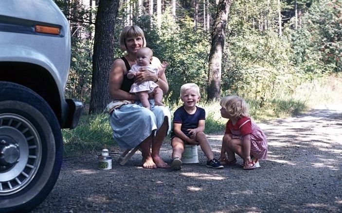 Margreet van den Berg met drie kinderen. „Zij wisten niets van de Bijbelsmokkel.” Foto’s F. van den Berg