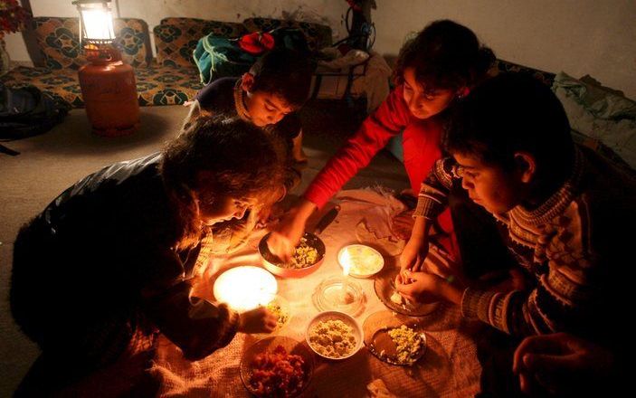 Gaza–stad was zondagavond in duisternis gehuld nadat de centrale zijn tweede turbine had stilgelegd. Foto EPA