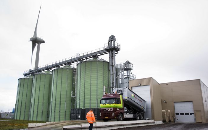 De Rotterdamse Taxi Centrale (RTC) wil binnen drie tot vier jaar 390 van de in totaal 700 taxi’s vervangen door voertuigen die rijden op biobenzine of biogas. Daarover hebben de RTC en het Rotterdam Climate Initiative (RCI) afspraken gemaakt. Foto ANP