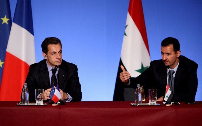 „Sarkozy’s speciale gast, het Syrische staatshoofd Bashar al Assad, is een internationaal erkende terreursponsor.” Foto: de Frans president Sarkozy (l.) met zijn Syrische collega Assad. Foto EPA