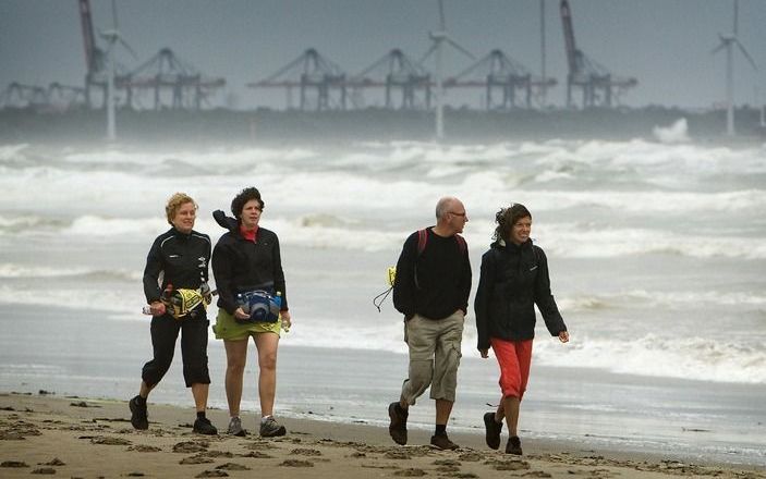 Deelnemers aan de Strandzesdaagse bij Hoek van Holland. Foto ANP