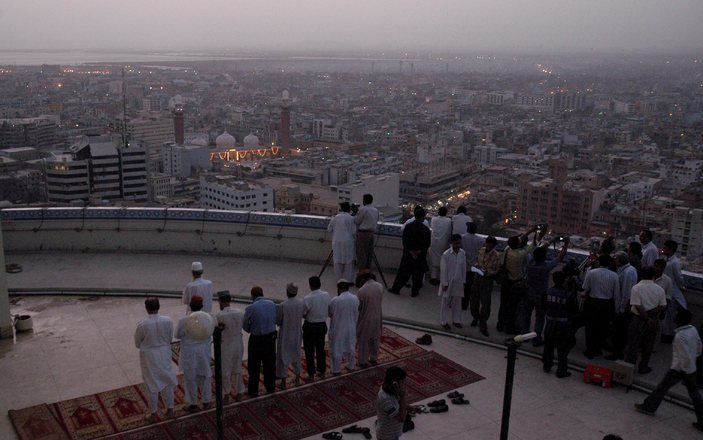 KARACHI – Moslims in Pakistan wachten het moment af waarop de maan opkomt: het teken van het begin van de vastenmaand ramadan. Foto EPA