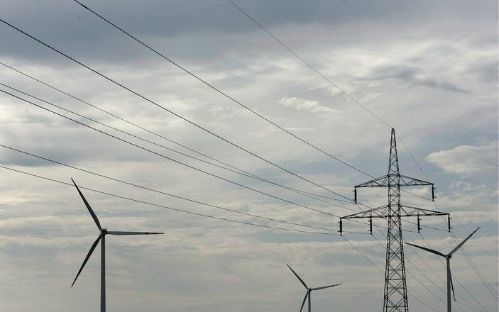 „Groene stroom in Nederland is lang niet altijd echt groene stroom. Energiebedrijven hebben niet genoeg windmolens en andere duurzame energiebronnen om aan de vraag te voldoen.” Foto EPA