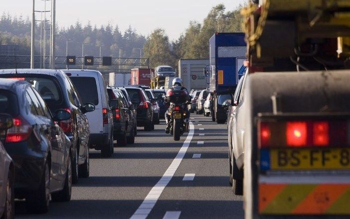 HILVERSUM – Een motorrijder passeerde donderdagmorgen de file op de A28 tijdens de ochtendspits van de dag die filevrij had moeten zijn. - Foto ANP