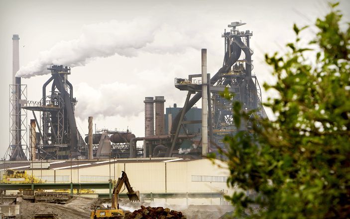 LONDEN - Corus gaat twee aluminiumsmelterijen verkopen. Op de foto Corusfabrieken in IJmuiden. Foto ANP