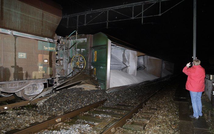 AMSTERDAM – In Amsterdam is zaterdagmiddag in de buurt van het centraal station een goederentrein gekanteld. De trein, die kalk vervoerde, ontspoorde op het rangeerterrein bij de Zeeburgerkade. Foto ANP