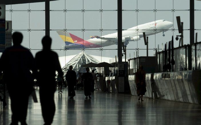 Een vliegtuig stijgt op vanaf de internationale luchthaven Suvarnabhumi bij Bangkok. Foto EPA