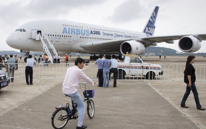 SYDNEY/NADI - Voor het eerst is een Airbus A380, het grootste verkeersvliegtuig ter wereld, op de Fiji Eilanden geland. Het Australische vliegtuig moest er een noodlanding maken voor een onwel geworden passagier, meldde de krant Sydney Morning Herald maan