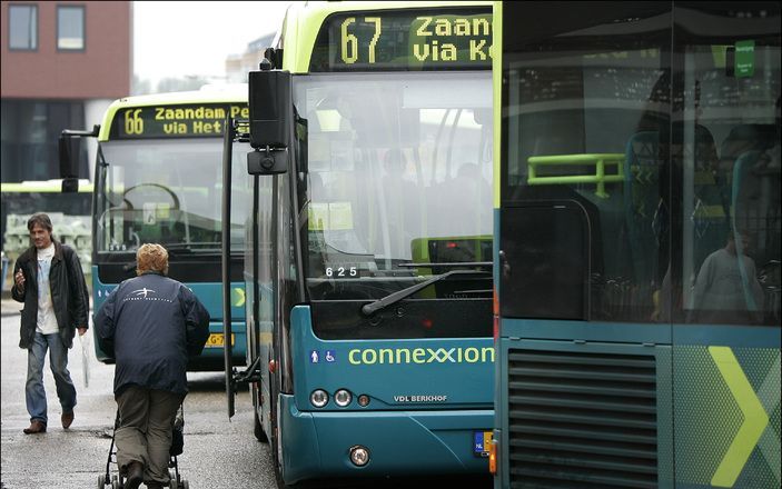 Het Leerdamse SGP-raadslid A. de Bruijn gaat de busverbinding tussen Leerdam en Utrecht testen. De bussen zouden ’s ochtends overvol zijn. Het raadslid liet gisteren weten signalen te krijgen van inwoners dat de bussen zo vol zitten dat veel reizigers tij