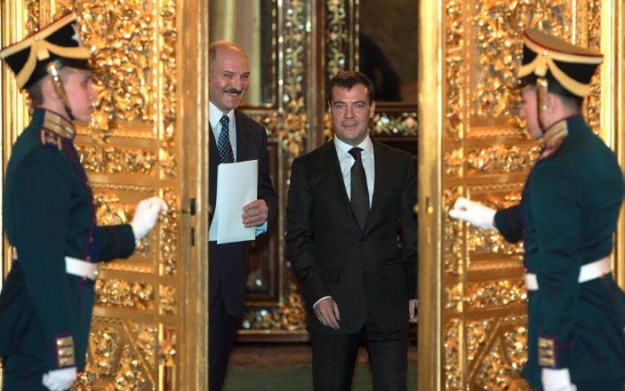 MOSKOU – Rusland en Wit-Rusland gaan samen een raketschild bouwen. De Russische president Medvedev en zijn Wit-Russische ambtsgenoot Aleksandr Loekasjenko hebben dinsdag hun handtekening onder de overeenkomst gezet. Dat meldden Russische media. Foto EPA