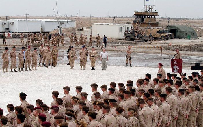 DEN HAAG – De commissie-Davids kan aan de slag met haar onderzoek naar de besluitvorming over de politieke steunverlening aan de inval in Irak. De Kamer gaf premier Balkenende daarvoor woensdag groen licht. Foto ANP